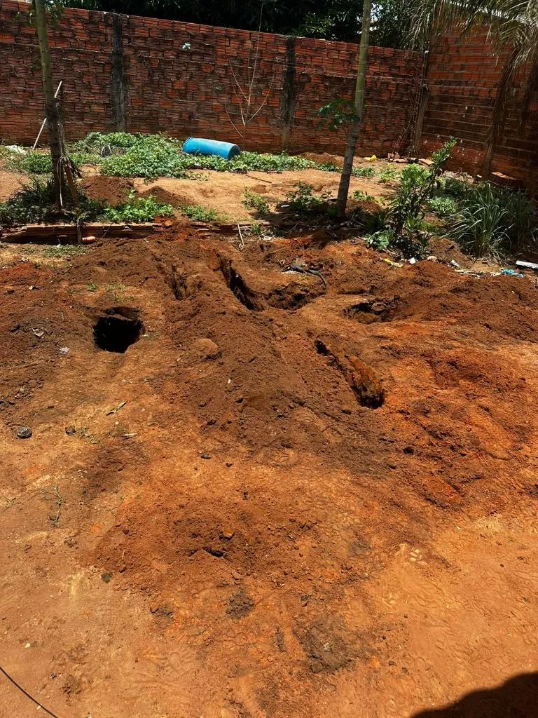 PM encontra cadáver enterrado em quintal e prende três em Água Boa