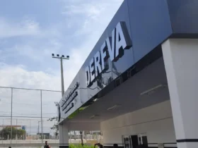 Polícia apreende caminhão cegonha apreendido com veículo furtado