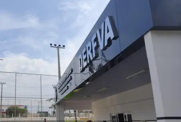 Polícia apreende caminhão cegonha apreendido com veículo furtado