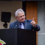 Filhos de vítimas de feminicídio têm prioridade na habitação