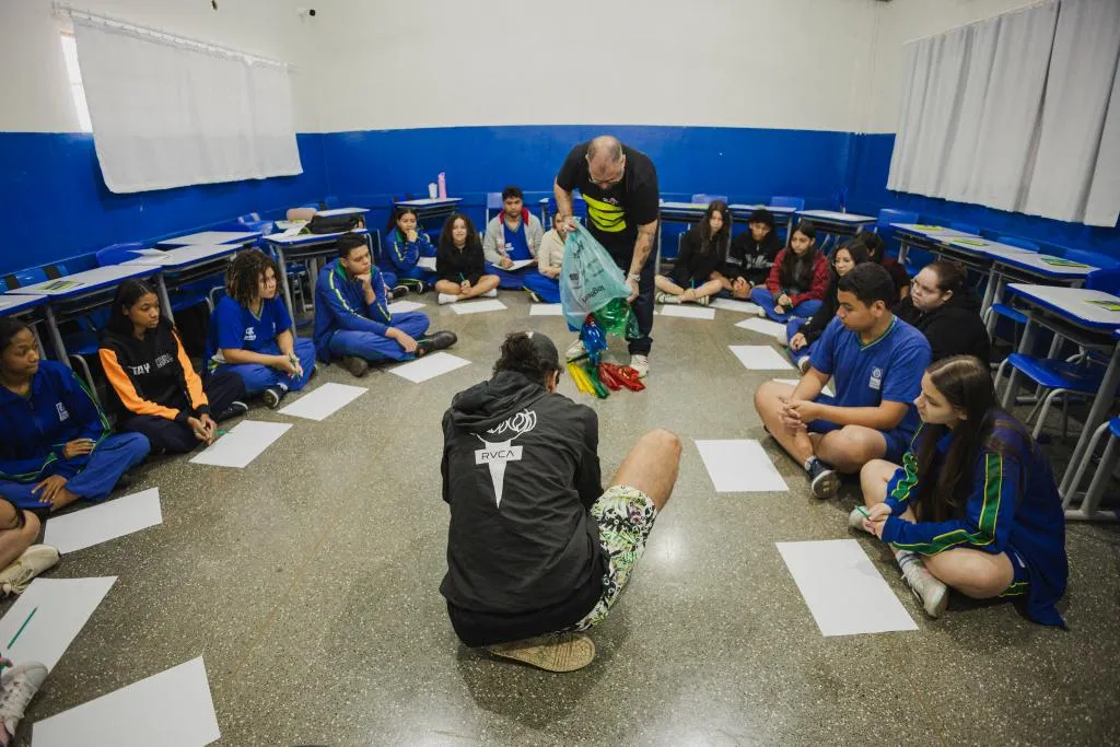 Projeções Poéticas leva arte-luz a jovens em MT