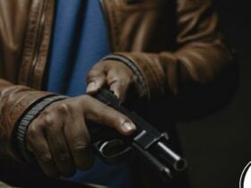 Revólver - homem segurando na mao