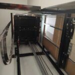 Pane súbita deixou moradores confinados dentro da cabine de um prédio comercial; equipe do Corpo de Bombeiros utilizou desencarcerador para abrir as portas e realizar o resgate com segurança.