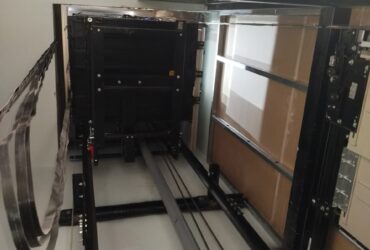 Pane súbita deixou moradores confinados dentro da cabine de um prédio comercial; equipe do Corpo de Bombeiros utilizou desencarcerador para abrir as portas e realizar o resgate com segurança.