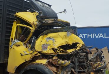 Engavetamento entre três caminhões interdita trecho da BR-163 em Lucas do Rio Verde