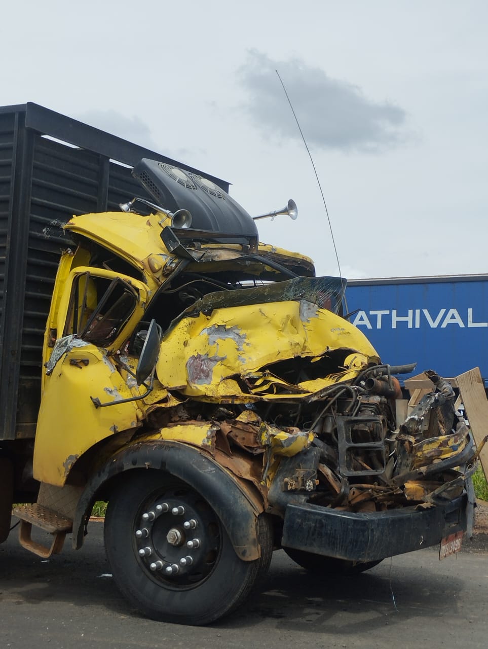 Engavetamento entre três caminhões interdita trecho da BR-163 em Lucas do Rio Verde