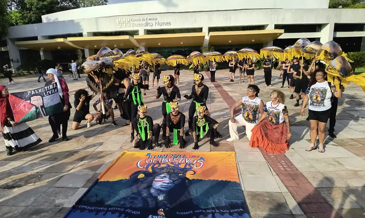 Ato na UFPA marca protesto simbólico contra combustíveis fósseis