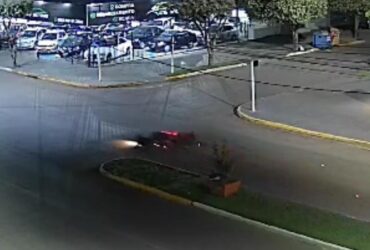 Mulher foi encontrada desacordada, sem capacete e com sangramento intenso; pessoa que a acompanhava fugiu do local a pé