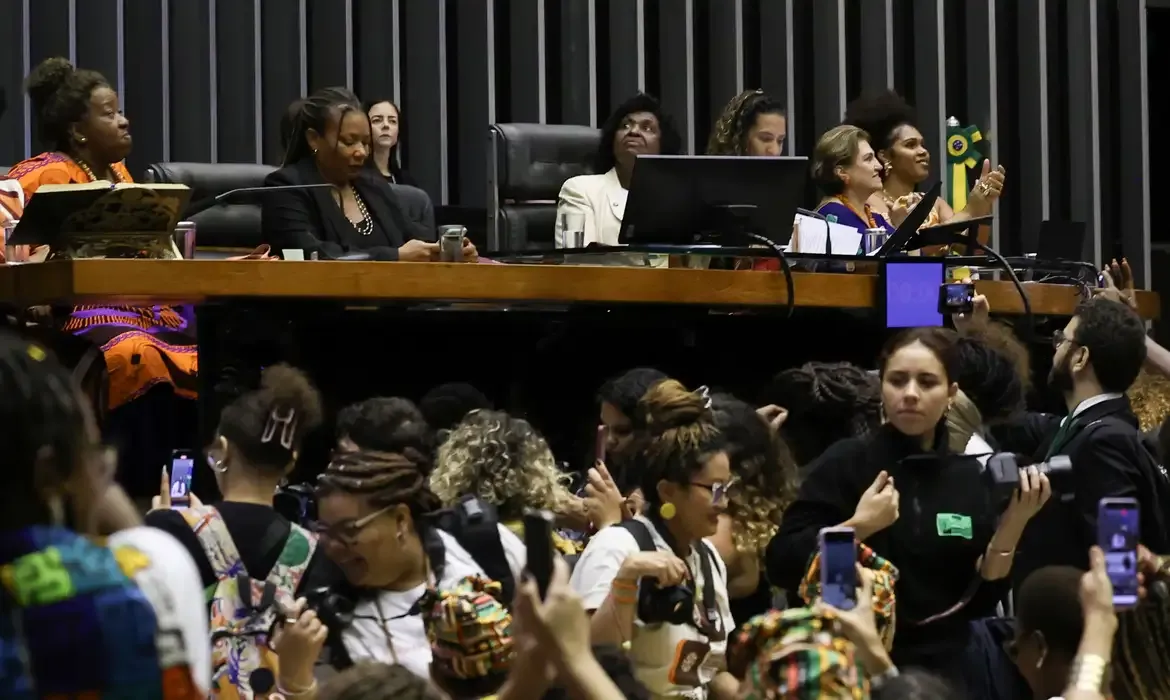 Marcha das Mulheres Negras é homenageada em sessão solene na Câmara
