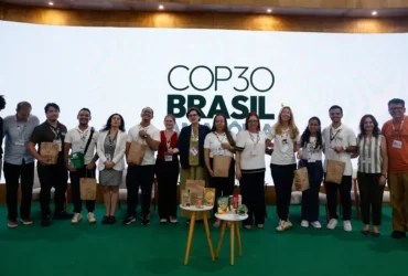 Voluntários da COP30 recebem kits da agricultura familiar com produtos típicos