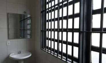 Crise climática agrava condições insalubres em presídios brasileiros