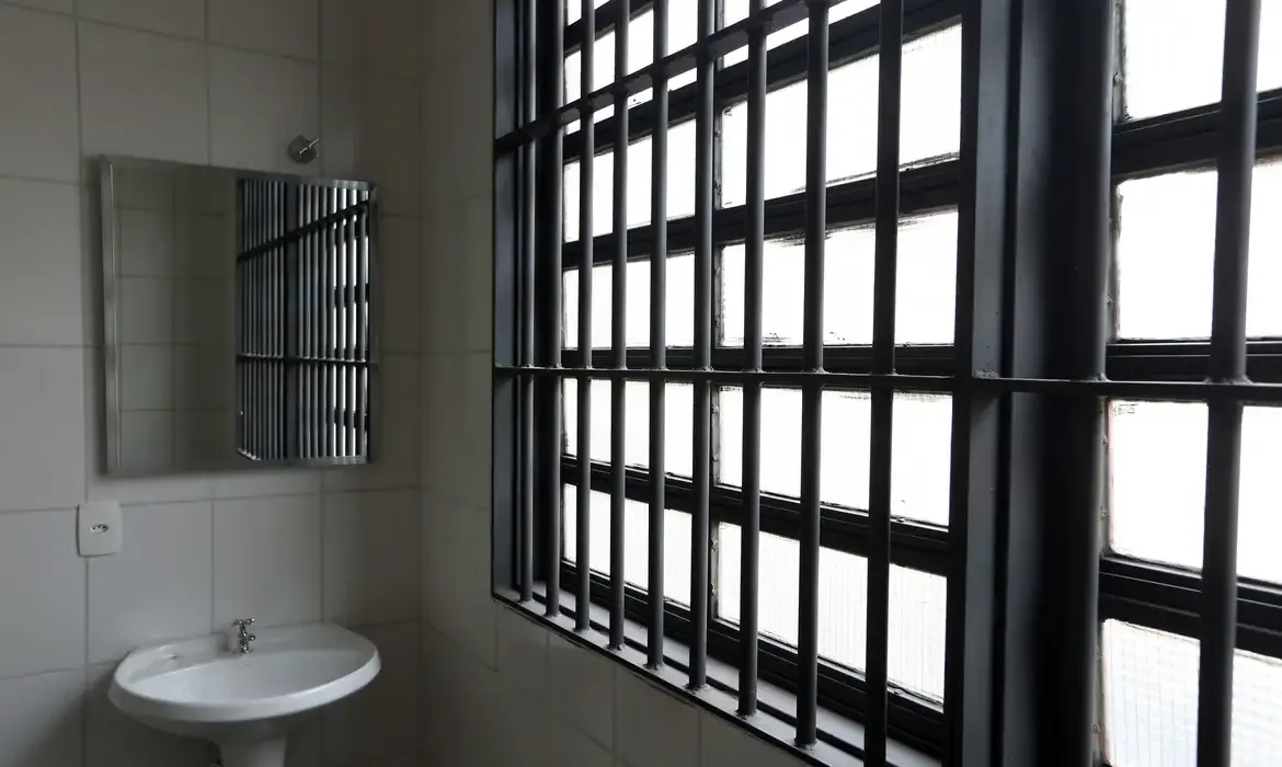 Crise climática agrava condições insalubres em presídios brasileiros