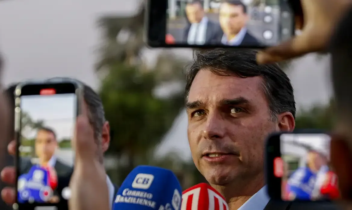 Moraes autoriza visitas dos filhos de Bolsonaro na PF