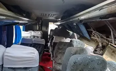 Caminhão cai de ponte na marginal Tietê e deixa quatro feridos