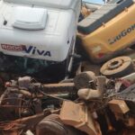 Impacto violento arrancou cabine de uma das carretas; vítima foi socorrida e encaminhada à UPA