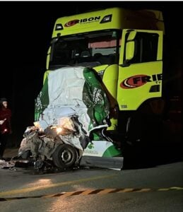 Carro foi esmagado ao entrar debaixo de uma carreta; este é o segundo acidente fatal registrado no mesmo dia na rodovia