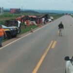 O motorista do caminhão também tentou evitar a colisão, perdeu o controle da direção e acabou tombando, atingindo os outros veículos.