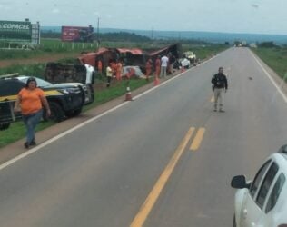O motorista do caminhão também tentou evitar a colisão, perdeu o controle da direção e acabou tombando, atingindo os outros veículos.