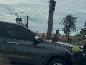 Acidente ocorreu na manhã desta quarta-feira (12); motorista da utilitária não se feriu e recusou atendimento médico