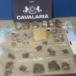 Ação da Cavalaria da Polícia Militar apreende drogas, dinheiro e balança de precisão; suspeitos afirmaram vender entorpecentes para facção criminosa