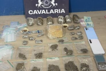 Ação da Cavalaria da Polícia Militar apreende drogas, dinheiro e balança de precisão; suspeitos afirmaram vender entorpecentes para facção criminosa
