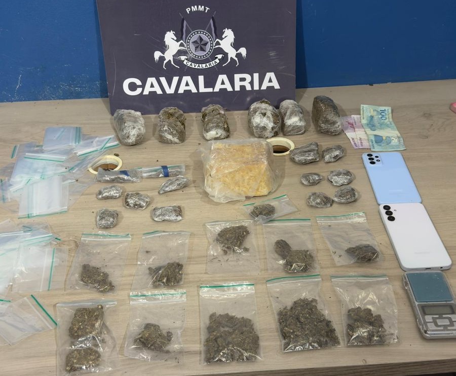 Ação da Cavalaria da Polícia Militar apreende drogas, dinheiro e balança de precisão; suspeitos afirmaram vender entorpecentes para facção criminosa
