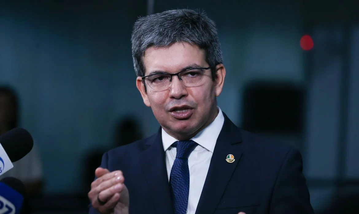 Rotular facções como terroristas não resolve crime organizado, alerta Randolfe