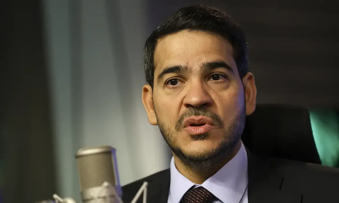 Messias recebe indicação ao STF com declaração de honra