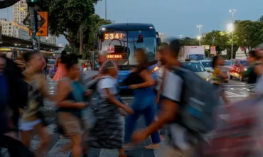 Desigualdade salarial entre homens e mulheres cai em 2023, aponta IBGE