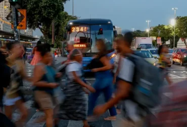 Desigualdade salarial entre homens e mulheres cai em 2023, aponta IBGE