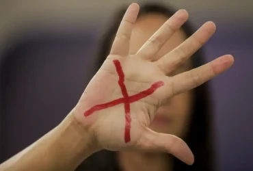 Violência contra mulheres ocorre majoritariamente diante de testemunhas