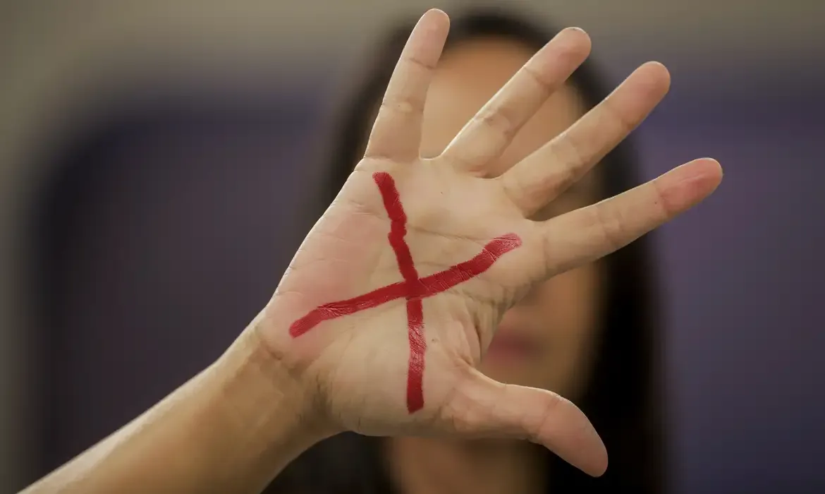 Violência contra mulheres ocorre majoritariamente diante de testemunhas