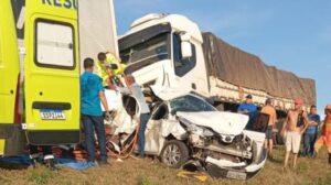Acidente envolveu três carretas e três carros; vítimas foram encaminhadas ao Hospital Municipal de Cuiabá