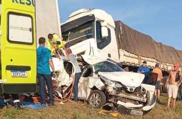 Acidente envolveu três carretas e três carros; vítimas foram encaminhadas ao Hospital Municipal de Cuiabá