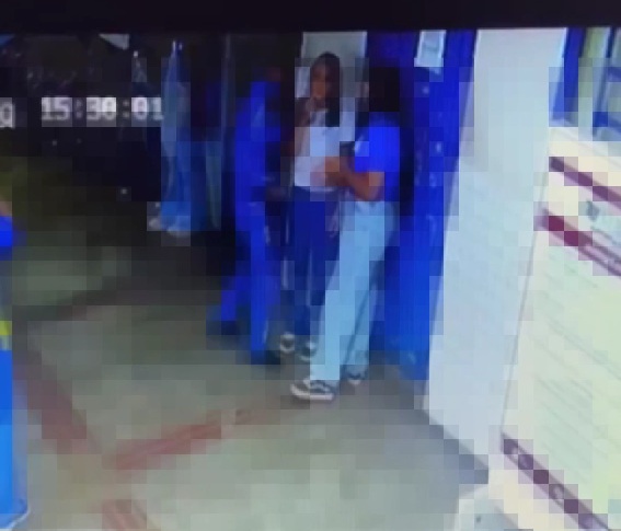 Ataque foi registrado por câmeras de segurança; vítima teve perfurações no pulmão e no abdômen e precisou de atendimento hospitalar