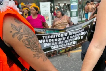 Indígenas munduruku pressionam por voz na COP30 em protesto pacífico