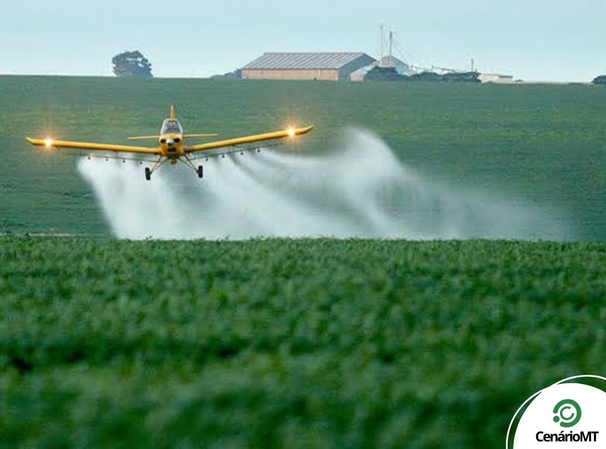 foto de avião passando agrotóxico na fazenda