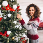 mulher-decorando-natal-arvore