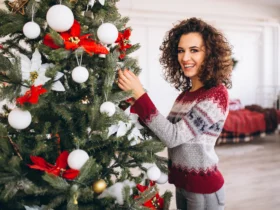 mulher-decorando-natal-arvore