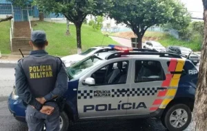 PM ao lado de viatura