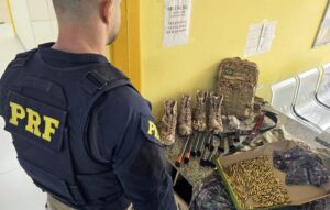 PRF prende dupla de facção criminosa que tentava deixar o Rio com arma e munições - Divulgação