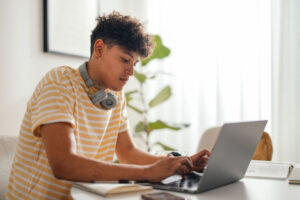 Estudantes já podem consultar situação no programa Pé-de-Meia pelo portal do MEC