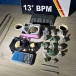 Durante patrulhamento, equipe do Grupo Raio apreendeu porções de maconha e pasta base; menor foi flagrado atuando no tráfico sob influência de um adulto