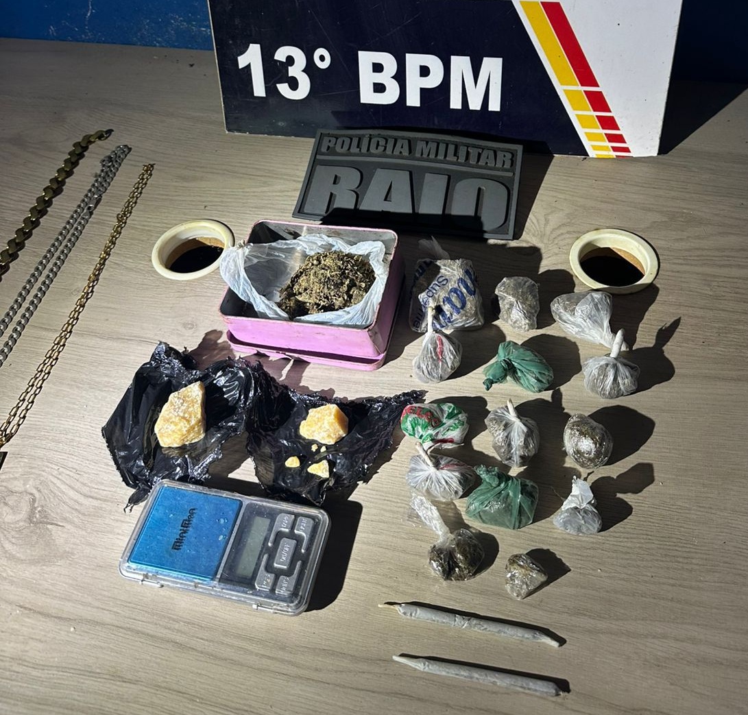 Durante patrulhamento, equipe do Grupo Raio apreendeu porções de maconha e pasta base; menor foi flagrado atuando no tráfico sob influência de um adulto