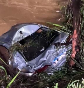 Veículo teria aquaplanado em via lateral da BR-163; condutor sobreviveu sem ferimentos