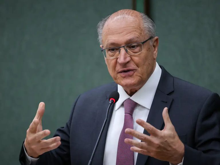 Um pequeno passo de US$ 9,7 bilhões, diz Alckmin sobre redução de tarifaço - Reprodução
