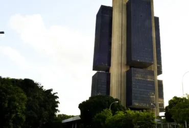 Juros do crédito pessoal e do cartão avançam para as famílias