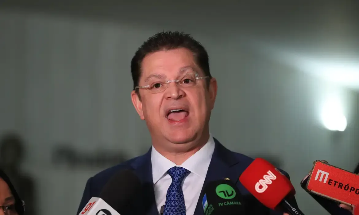 Sóstenes nega desvios e diz que dinheiro vem de imóvel