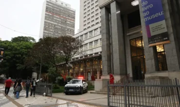 Mulher é presa por suspeita de participação em roubo de gravuras em sp