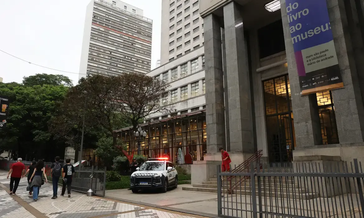 Mulher é presa por suspeita de participação em roubo de gravuras em sp